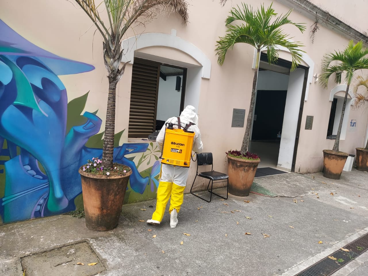 Aplicação de sanitização em área comum de condomínio