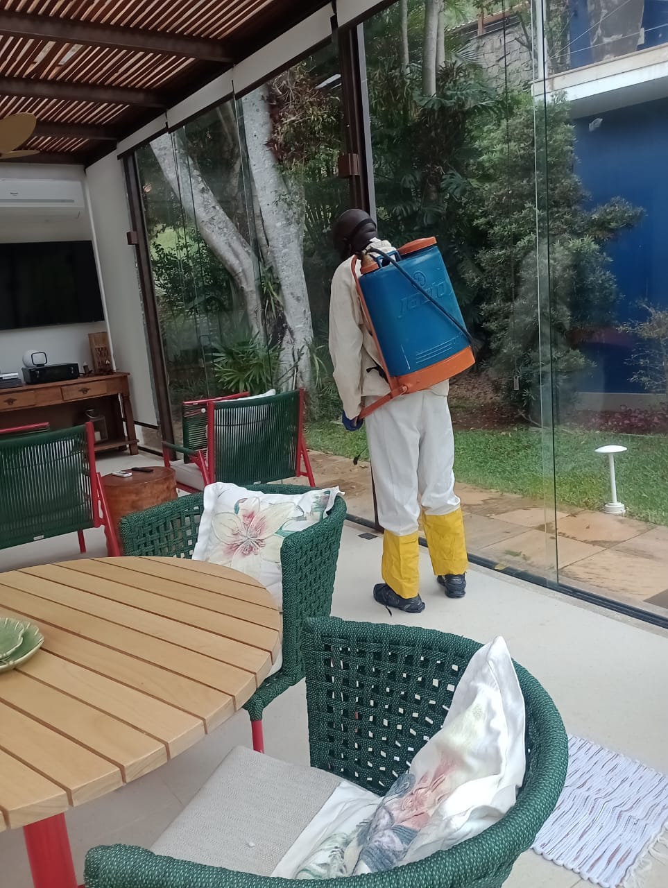 Dedetização em área de varanda residencial